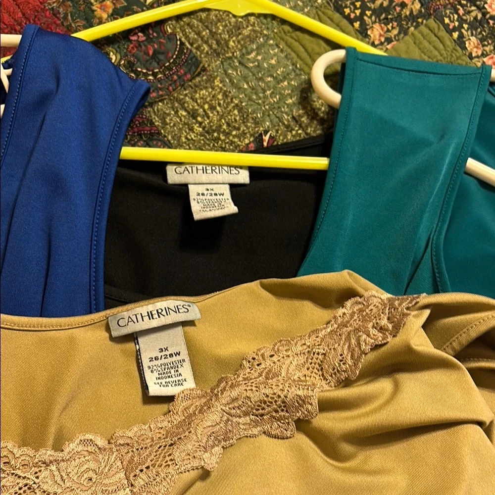 4 Sleeveless Women's Tops - Picture 9 of 10